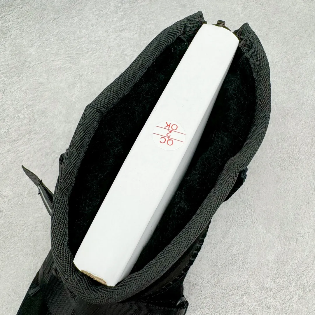 Pick up locally 💰640 UGG 5013 snap-on men's autumn and winter sheepskin and fur integrated snow boots. All shoes are made from the same factory as ZP. Longfeng A-grade Australian imported sheepskin and fur integrated men's boots. Brand OEM production line. Fully follow the ZP process. Original pattern maker of the OEM. Adhering to the principle of no original shoes and no development selection. Pay attention to every detail. The most authentic version on the market TREADLITE "Light Wing" technology outsole Lightweight/durable/flexible/pile size: 40 41 42 43 44 Coding: by3936050